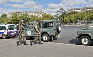 Une patrouille dans les rues de Paris, près de l'Arc de Triomphe, le 17 septembre.