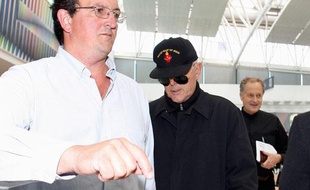 L'évêque catholique Richard Williamson à l'aéroport de Buenos Aires, le 24 février 2009. Expulsé d'Argentine pour ses propos négationnistes, il s'en retourne à Londres et dans son pays d'origine.