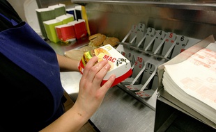 L'employée du fast-food a été menacée de mort à plusieurs reprises par un client mécontent.