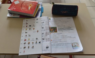 Un cahier d'écolier en classe de CP (image d'illustration).