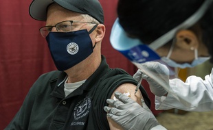 Le Secrétaire d'Etat américain à la Défense, Christopher Miller, recevant le vaccin Pfizer-BioNTech, le 14 décembre 2020.