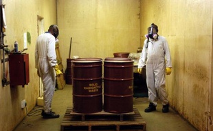 L'Afrique du Sud, ancienne puissance militaire nucléaire sous l'apartheid, a mis au point une nouvelle technologie qui permet d'utiliser de l'uranium faiblement enrichi à des fins médicales, contribuant ainsi à contrôler la prolifération.