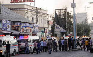 Des ambulances aux abords de l'hôtel Afrik à Mogadiscio, le 31 janvier 2021.