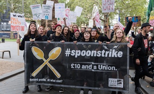 Manifestation à Leicester Square à Londres pour protester contre les salaires de misère, les contrats précaires et le manque de reconnaissance des syndicats le 4 octobre 2018.