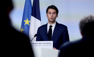 Le secrétaire d'État et porte-parole du gouvernement français, Gabriel Attal, s'exprime lors d'une conférence de presse à l'issue du conseil des ministres à l'Elysée à Paris le 24 novembre 2021.