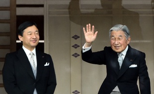Le prince héritier Naruhito et l'empereur Akihito à Tokyo, le 2 janvier 2015.