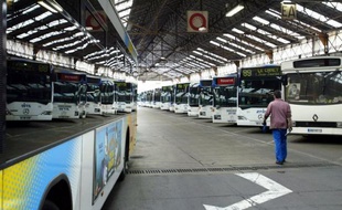 Les bus remplacent le métro pour trois stations de la ligne 2, à Marseille.