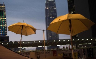 Des parapluies, symboles du mouvement prodémocratie, surmontent les tentes de manifestants à Hong Kong, le 20 octobre 2014