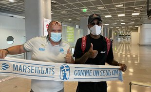 Gerson à son arrivée à Marseille, accueilli par Titi.