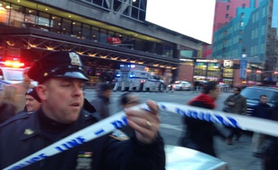 Une personne a été arrêtée à New York après une explosion d'origine encore inconnue survenue près de la gare routière de Manhattan, lundi 11 décembre 2017.
