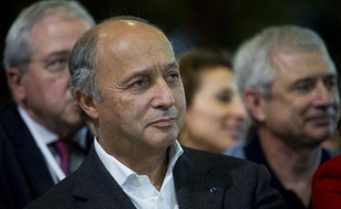 L'ancien Premier ministre PS Laurent Fabius a qualifié dimanche sur Radio-J la TVA sociale que devrait annoncer le président Nicolas Sarkozy de "triple faute économique, sociale, démocratique".