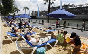 Petit vent, température fraîche, rien n'a empêché vendredi les curieux de tâter des nouveaux aménagements de Paris-plages, qui étend cette année ses parasols et ses transats jusqu'au bord du bassin de la Villette, au nord-est de la capitale.