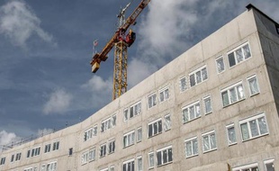 La loi SRU de décembre 2000, imposait, sur la période 2011-2013, aux communes de plus de 3.500 habitants (et de 1.500 habitants en Ile-de-France), de construire 20% de logements sociaux. Ce taux a été relevé à 25% depuis 2014.