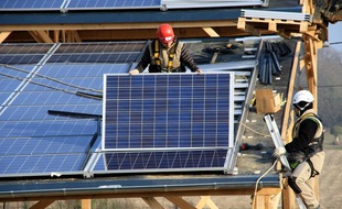 Installation de panneaux solaires sur un toit.