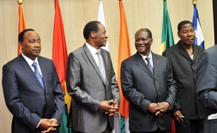 L'Afrique de l'Ouest a lancé jeudi un ultimatum de 72 heures à la junte au pouvoir au Mali depuis le 22 mars, brandissant la menace d'un embargo diplomatique et financier faute d'un retour à l'ordre constitutionnel après la chute du président Amadou Toumani Touré.
