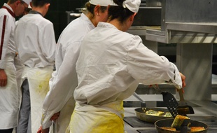 Dans les cuisines du lycée Georges-Frêche.