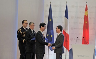 Le Premier ministre Manuel Valls en visite sur un site industriel d'Airbus à Tianjin en Chine, le 29 janvier 2015.