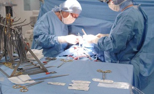 Dans une salle d'opération de l'hopital Georges Pompidou, à Paris, le 17 décembre 2007
