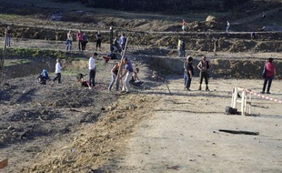 Une tache de sang (en bas à gauche) sur le site du barrage de Sivens (Tarn), où un jeune opposant a été retrouvé mort, le 26 octobre 2014