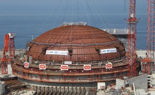 L'un des deux réacteurs de la centrale nucléaire de Flamanville (Manche).