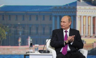Le président russe Vladimir s'est lancé vendredi dans une offensive de charme au forum économique de Saint-Pétersbourg, annonçant d'ambitieux projets d'infrastructures et une amnistie des crimes économiques pour améliorer le climat des affaires et relancer la croissance en Russie.
