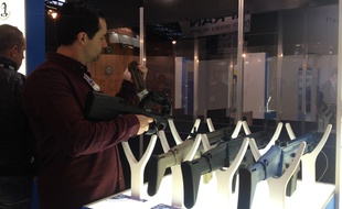 Un visiteur teste une arme au salon Milipol, le salon de la sécurité intérieures des Etats, le 20 novembre 2015 au parc des expositions de Villepinte.