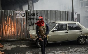 Un manifestant à Istanbul le 11 mars 2015, lors d'une manifestation en hommage à un adolescent tué l'année précédente