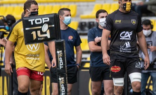 Des joueurs et arbitres avant la rencontre La Rochelle - Toulon.