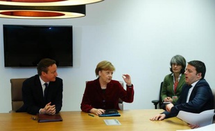 Le Premier ministre britannique David Cameron (gauche), la chancelière allemande Angela Merkel (centre) et le Premier ministre italien Matteo Renzi (droite) à Bruxelles le 6 mars 2014