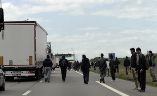Migrants sur la rocade de Calais en mai 2015