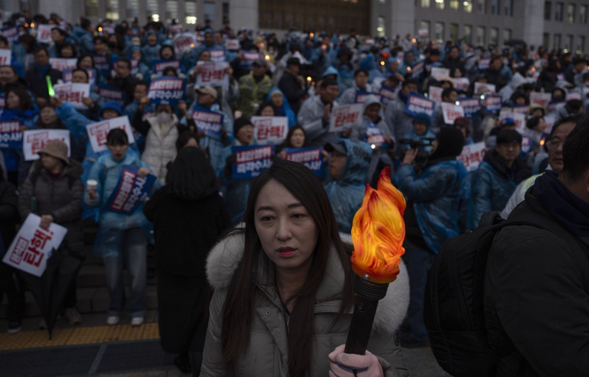 Corée du Sud : « Réponse autoritaire », destitution… Qu’a tenté le président Yoon Suk Y image