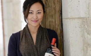 Yiping Cai, fondatrice et directrice des ventes de la société "La Selection" dédiée à l'exportation de vin vers la Chine pose le 12 mars 2015 à Bordeaux