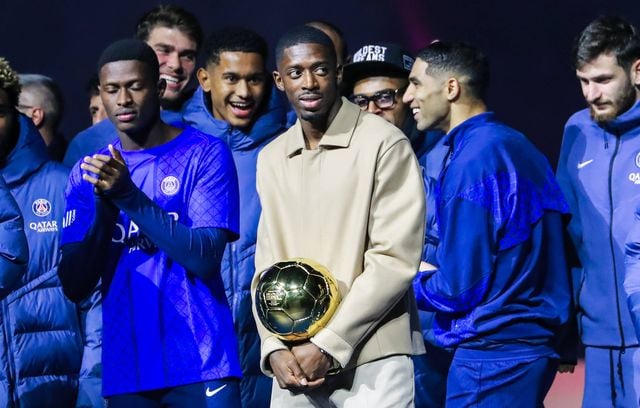 Ousmane Dembélé tenant le Ballon d’Or au moment de recevoir les honneurs de tout le Parc des Princes.