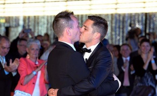 Vincent Autin et Bruno Boileau se sont dit "oui" mercredi en fin d'après-midi à la mairie de Montpellier, lors d'une cérémonie historique et jazzy célébrant le premier mariage homosexuel en France, rendu possible par une loi qui a déchaîné les passions comme jamais depuis le débat sur l'école libre il y a trente ans.