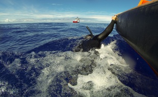 Le navire australien Ocean Shield recherche l'épave du MH370 dans l'océan Indien, le 7 avril 2014.