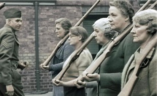 Royaume-Uni, 1940 : entraînement de femmes pour la défense civile (épisode 2).