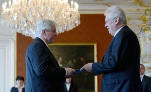Le président tchèque Milos Zeman a désigné mardi l'économiste et ex-ministre social-démocrate Jiri Rusnok au poste de chef d'un "gouvernement d'experts", suscitant l'ire de la coalition sortante qui souhaite être reconduite.
