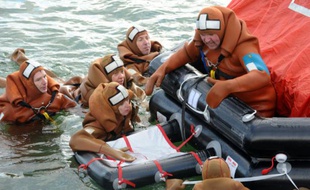 Des membres de Médecins du Monde participent le 11 février 2016 dans le port de Concarneau, en Bretagne, à une formation accélérée de secours en mer