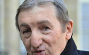 Le président de la Mutualité Française, Jean-Pierre Davant, répond aux journalistes, le 18 février 2008, après sa rencontre avec le président Nicolas Sarkozy au Palais de l'Elysée à Paris.