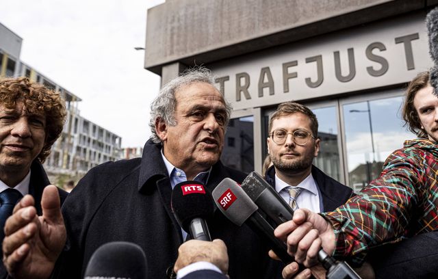 Michel Platini (72 sélections en Bleu) fauché en plein vol alors qu’il était candidat à la présidence de la Fifa, on s’en souvient comme si c’était hier. Emporté par le courant de l’affaire qui avait signé la fin des haricots pour le parrain du football international de l’époque, Sepp Blatter, Platini était accusé d’avoir bénéficié d’un supposé paiement « déloyal » de 2 millions de francs suisses (1,8 million d’euros à l’époque) pour un travail de conseiller achevé neuf ans plus tôt. Le tout avec la bénédiction de Blatter. En 2019, la Fifa avait demandé le remboursement de la somme à l’ancien numéro 10 de l’équipe de France. Les deux hommes seront finalement acquittés à deux reprises par la justice suisse au terme de dix ans de feuilleton judiciaire.