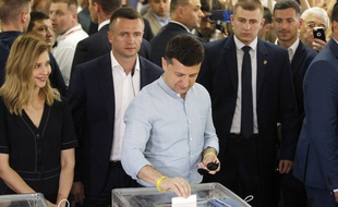 Le président ukrainien votant dimanche lors des élections législatives anticipées