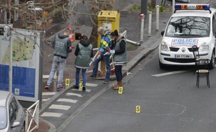 Des enquêteurs sur les lieux de la fusillade à Montrouge qui a coûté la vie à une policière municipale le 8 janvier 2015