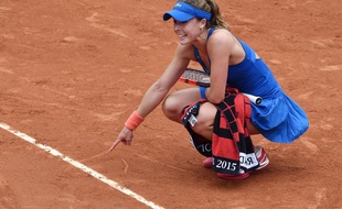 Alizé Cornet conteste un point lors de son 8e de finale contre Svitolina, à Roland-Garros, le 31 mai 2015.