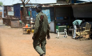 Un homme armé le 26 février 2016 sur le marché de Malakal