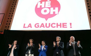 (G à D): les membres du gouvernement Emmanuelle Cosse, Marisol Touraine, Najat Vallaud-Belkacem, Stephane Le Foll et Jean-Michel Baylet applaudissent lors d'un rassemblement de "Hé oh la gauche", à Paris le 25 avril 2016