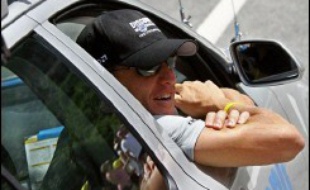 Quant à l'Américain Lance Armstrong, qui a toujours nié s'être dopé, il a été accusé l'an passé à propos de sa première des sept victoires (1999) sur la base d'échantillons qui contiendraient de l'EPO.