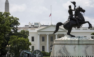 Illustration: Un drapeau flotte au-dessus de la Maison Blanche, à Washington, le 6 juin 2015.