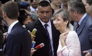 La veuve du juge français Bernard Borrel, retrouvé mort en 1995 à Djibouti, a été reçue mardi par le président Nicolas Sarkozy qui s'est engagé, selon un avocat de Mme Borrel, à l'aider dans ce dossier qui prend des allures d'affaire d'Etat.