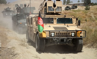 Cette prise le 8 juillet 2019 montre un véhicule militaire lors d'une opération militaire dans le district de Chaparhar, dans la province de Nangarhar, en Afghanistan.
