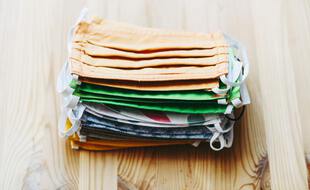 Une pile de masques artisanaux en tissu.